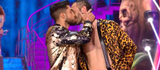 Paolo Bonolis difende le adozioni gay Paolo Bonolis difende le adozioni gay