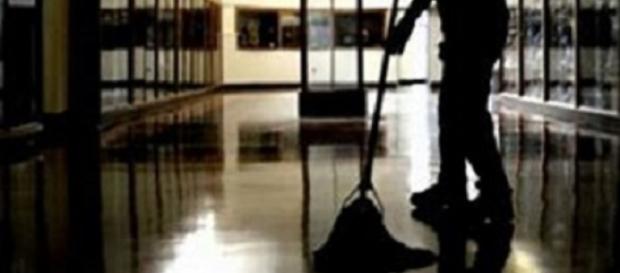 Scuola, stop appalti di pulizia: in attesa delle 12mila assunzioni Ata Scuola, stop appalti di pulizia: in attesa delle 12mila assunzioni Ata