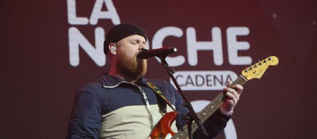 Tom Walker canta 'Leave a Light On' en La Noche de Cadena 100 Tom Walker canta 'Leave a Light On' en La Noche de Cadena 100