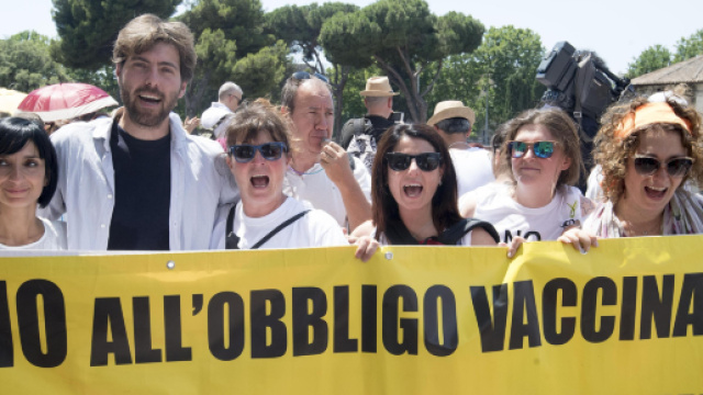 Genitori contro l'obbligo vaccinale. foto - ilsestantenews.it