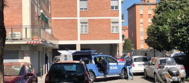 Bologna, cadono dall'ottavo piano: morti due fratellini di 11 e 14 anni. Prevale l'ipotesi della disgrazia. Bologna, cadono dall'ottavo piano: morti due fratellini di 11 e 14 anni. Prevale l'ipotesi della disgrazia.