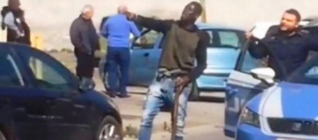 Caserta, immigrato armato di bastone semina il panico: 'Vi ammazzo tutti, Paese di m....' Caserta, immigrato armato di bastone semina il panico: 'Vi ammazzo tutti, Paese di m....'