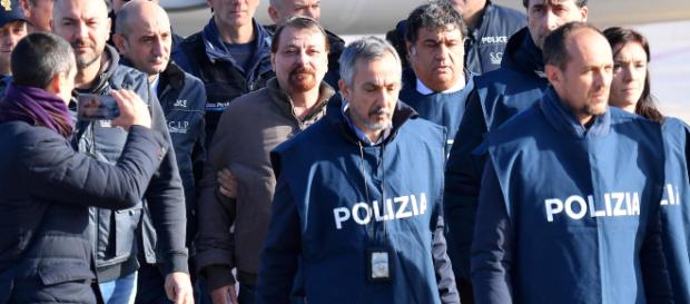 Cesare Battisti conferma gli omicidi di cui è accusato - today.it Cesare Battisti conferma gli omicidi di cui è accusato - today.it