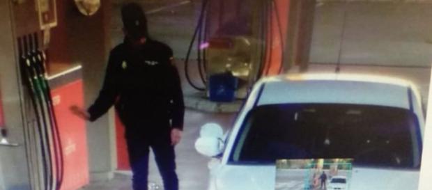 Fotografía de las cámaras de seguridad de la gasolinera donde el policía se fue sin pagar Fotografía de las cámaras de seguridad de la gasolinera donde el policía se fue sin pagar