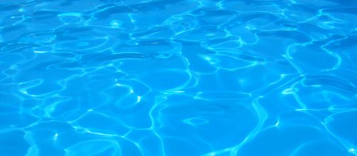 Australia, presunti abusi in piscina su due bambine: arrestato istruttore di nuoto 30enne