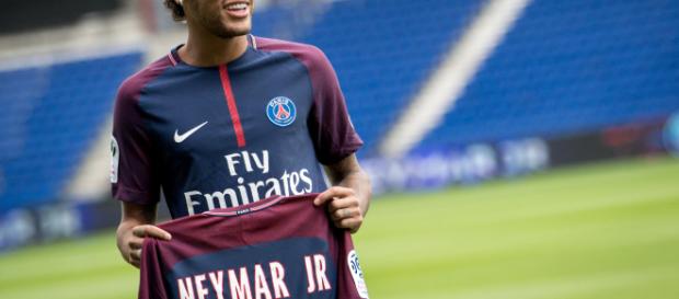 Neymar a pranzo a Milano nel ristorante di Zanetti. Neymar a pranzo a Milano nel ristorante di Zanetti.