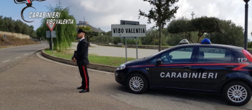 Vibo Valentia: non si ferma all'alt poi picchia i carabinieri
