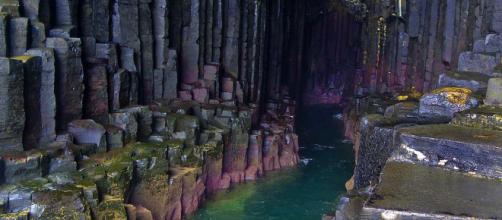 Fingal's Cave is one of the many fascinating sites to visit in Scotland. [Image dun_deagh/Flickr]