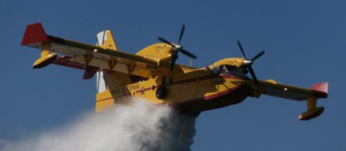 Un Canadair apagafuegos suelta su cargamento en un incendio