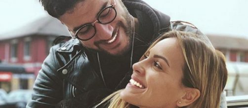 Uomini e Donne gossip, Lorenzo e Claudia innamoratissimi: si tatuano sul braccio 'Love'