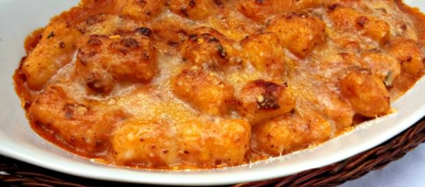 Gnocchi gratinati con ragù di salsiccia e scamorza affumicata. Gnocchi gratinati con ragù di salsiccia e scamorza affumicata.