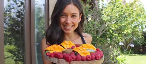 Youtuber vegana é vista comendo peixe. (Arquivo Blasting News) Youtuber vegana é vista comendo peixe. (Arquivo Blasting News)