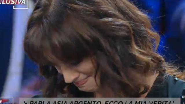 Asia Argento scoppia a piangere a Live - Non è la D'Urso