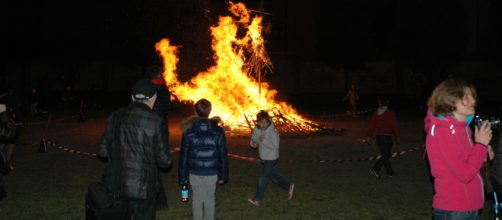 Brescia, dato alle fiamme fantoccio di Salvini: 'Bruciamo il razzismo'