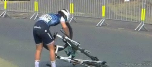 Elisa Longo Borghini alle prese con le due biciclette incastrate