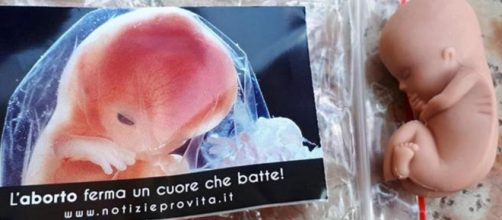 Verona, al Congresso delle Famiglie è stato presentato il 'gadget' di un feto in gomma