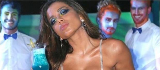 Anitta não se aguenta e se emociona com presente da 'Claro' (Reprodução/ Instagram/ @anittaperfecto) Anitta não se aguenta e se emociona com presente da 'Claro' (Reprodução/ Instagram/ @anittaperfecto)