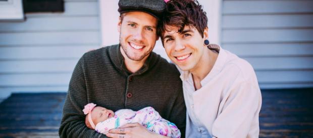 Matthew et son compagnon, avec leur fille Matthew et son compagnon, avec leur fille