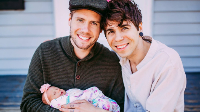Matthew et son compagnon, avec leur fille