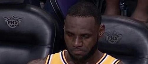 LeBron appeared to show frustration on the bench during Lakers' loss to Suns on Saturday (Mar. 1). [Image via NBA/YouTube]