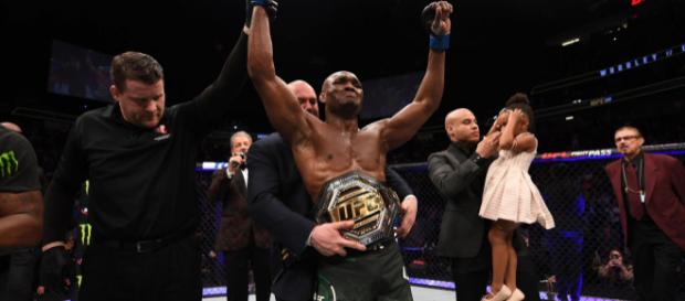 Usman hizo historia al convertirse en el primer campeón africano de la UFC. - ufcespanol.com Usman hizo historia al convertirse en el primer campeón africano de la UFC. - ufcespanol.com