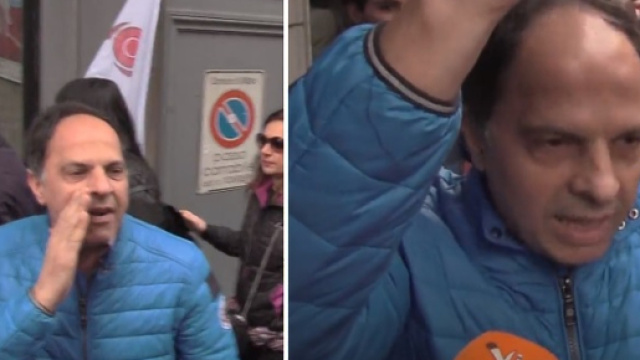 Manifestante se la prende con il Pd.