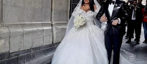 Napoli, nozze trash tra il cantante neomelodico e la vedova del boss: indaga la procura.