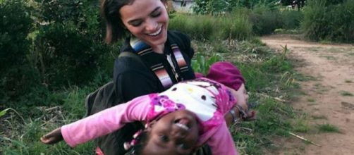 Atriz compartilha fotos junto de menina africana. (Reprodução/ Instagram/ @brunamarquezine)