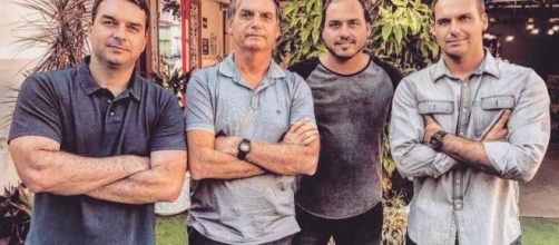 Jair Bolsonaro ao lado dos filhos, com Carlos no seu lado esquerdo. (Foto: Reprodução/Arquivo Blasting News)