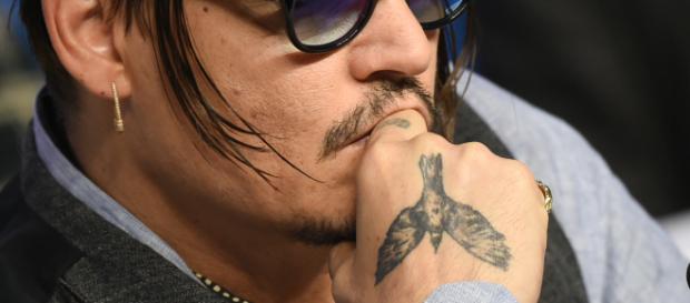 Johnny Depp denuncia a su ex-mujer Johnny Depp denuncia a su ex-mujer
