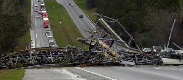 Tornado en Alabama, Estados Unidos, dejó víctimas mortales. - diariobasta.com Tornado en Alabama, Estados Unidos, dejó víctimas mortales. - diariobasta.com
