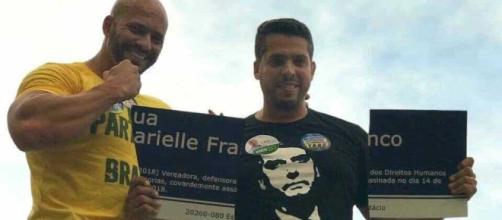 Rodrigo Amorim segurando placa quebrada com o nome de Marielle Franco (Reprodução)