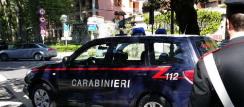 Roma, ladro acrobata si cala dal tetto, poi finge un malore e aggredisce i Carabinieri