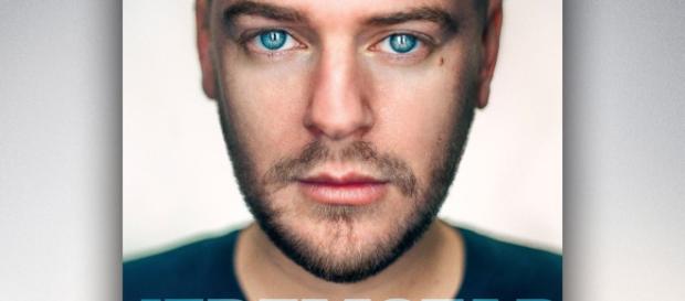 Jeremstar tel que présenté sur la couverture de son troisième ouvrage Jeremstar tel que présenté sur la couverture de son troisième ouvrage