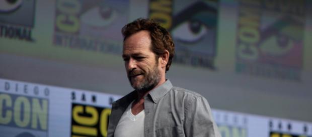 Luke Perry speaking at the 2018 San Diego Comic Con International (Gage Skidmore; Flickr) Luke Perry speaking at the 2018 San Diego Comic Con International (Gage Skidmore; Flickr)