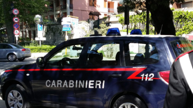 Roma, ladro acrobata si cala dal tetto, poi finge un malore e aggredisce i Carabinieri