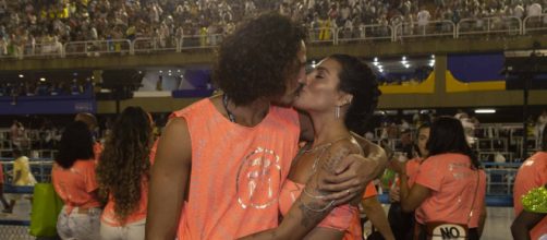 Gabi Prado e João Zoli se beijam em camarote. (Imagem: Reprodução Instagram)