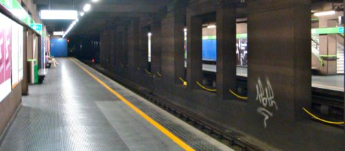 Milano, donna beve birra alla fermata metro: vigilantes Atm la bloccano e l'atterrano