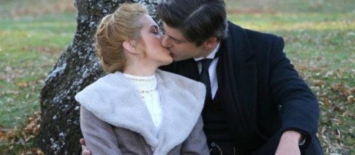 Una Vita, trame: Elvira e Simon diventano genitori dopo la fuga a Genova