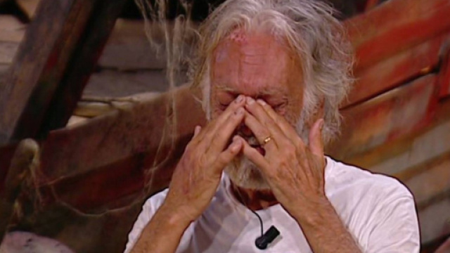 L'Isola dei Famosi, Riccardo Fogli piange in diretta tv: 'Sei vecchio e cornuto'