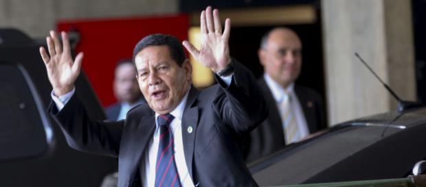 Mourão ironiza críticas de Olavo de Carvalho - (Foto Antonio Cruz/Agência Brasil) Mourão ironiza críticas de Olavo de Carvalho - (Foto Antonio Cruz/Agência Brasil)