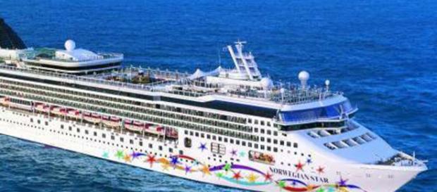 Un crucero de lujo se inclinó por fuertes vientos en EEUU. - infobae.com Un crucero de lujo se inclinó por fuertes vientos en EEUU. - infobae.com