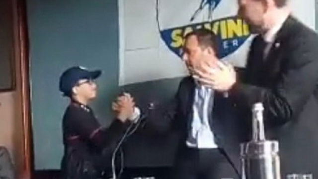 Bambino si veste da poliziotto e parla al comizio di Salvini