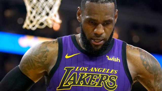 LeBron James dèpasse Jordan mais perd encore