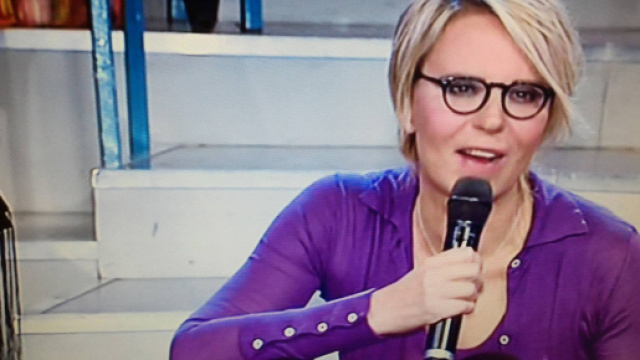 Maria De Filippi con la camicia bucata a Uomini e Donne (FOTO ... - bitchyf.it