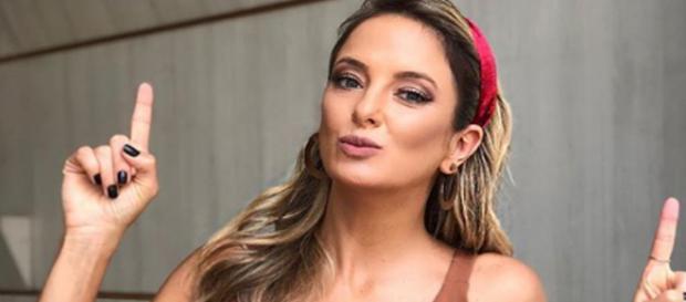 Ticiane Pinheiro trocou o sapato após comentários de fãs. (Foto: Reprodução/Instagram) Ticiane Pinheiro trocou o sapato após comentários de fãs. (Foto: Reprodução/Instagram)