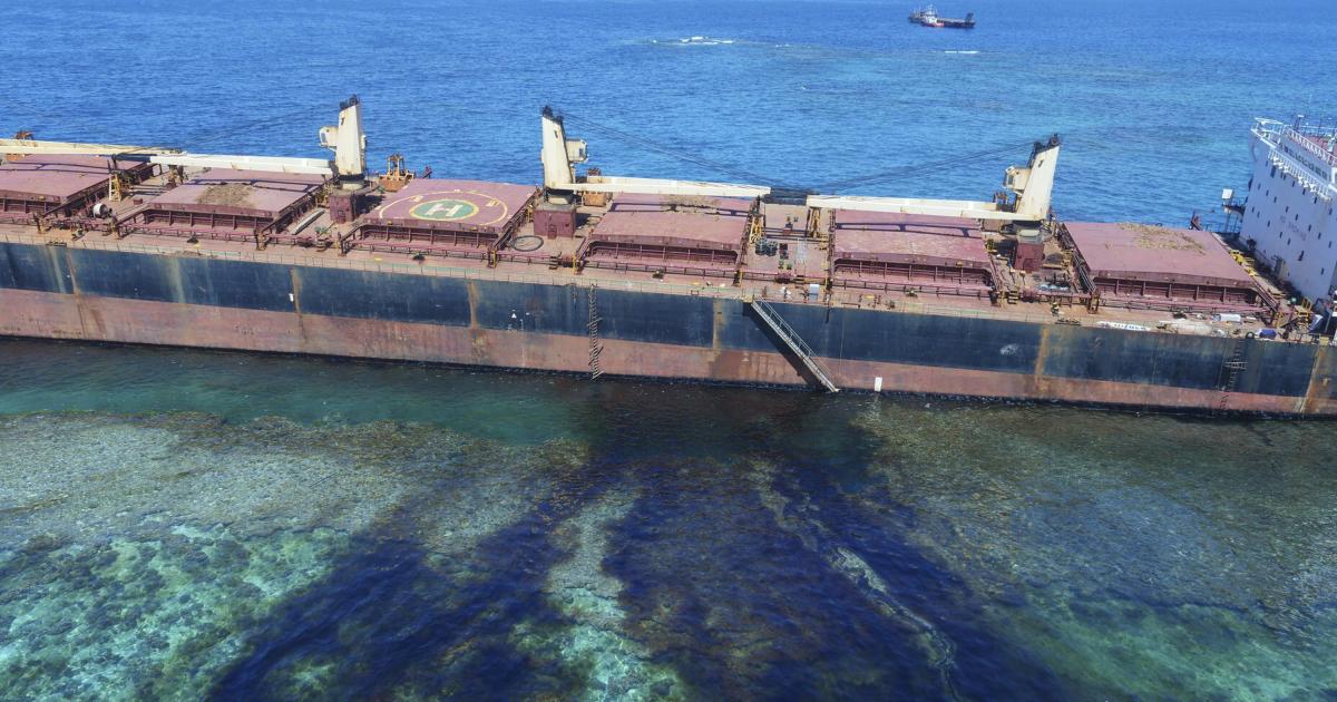 60 tonnes de pétrole déversées sur le plus grand atoll corallien