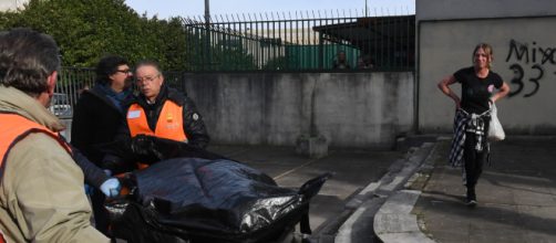 Napoli, massacra la moglie con una stampella e chiama 118: morta ... - corriere.it