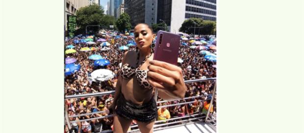 Anitta interrompeu o show por causa de tentativa de assalto (Foto: Reprodução / Instagram) Anitta interrompeu o show por causa de tentativa de assalto (Foto: Reprodução / Instagram)