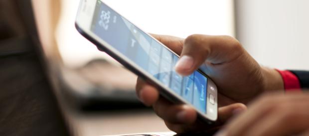 Aplicativo de celular que mulher toma iniciativa. (Imagem: acervo da BN) Aplicativo de celular que mulher toma iniciativa. (Imagem: acervo da BN)